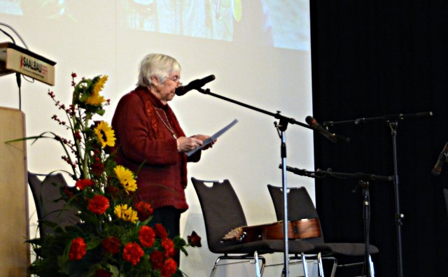 Esther Bejarano liest ihren Brief an ihren Freund Peter Gingold zum 100. Geburtstag am 13. März 2016 in Frankfurt am Main