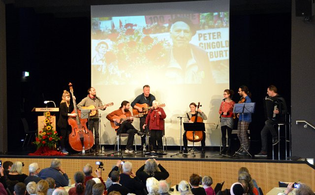 Esther Bejarano zusammen mit der Klezmer-Gruppe "Tacheles & Schmu" und der Gruppe "Grenzgänger" zum 100. Geburtstag am 13. März 2016 in Frankfurt am Main